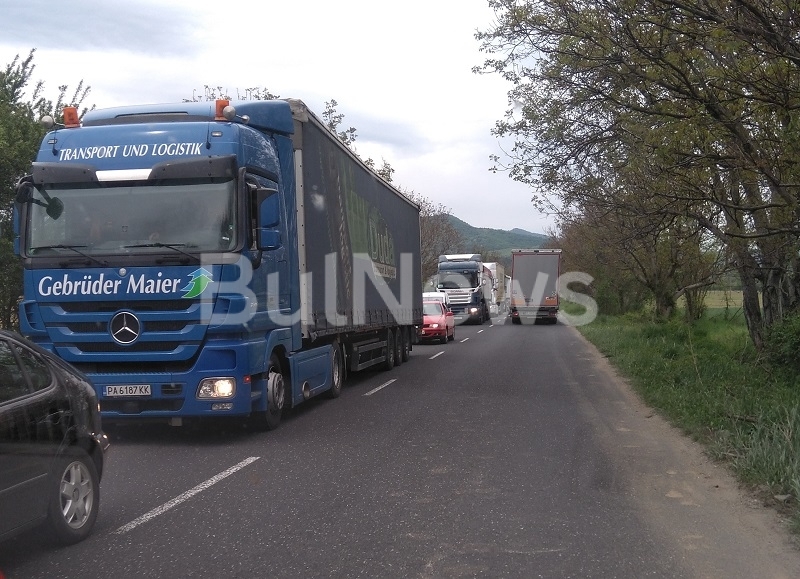 Огромно задръстване се е образувало на международен път Е 79 между