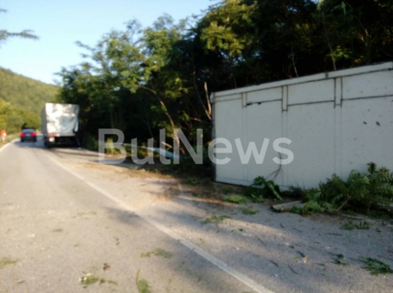 Тежка катастрофа между 2 ТИР а затвори пътя към София през