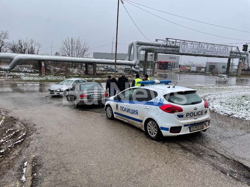 Две коли се удариха на възлово кръстовище във Враца видя