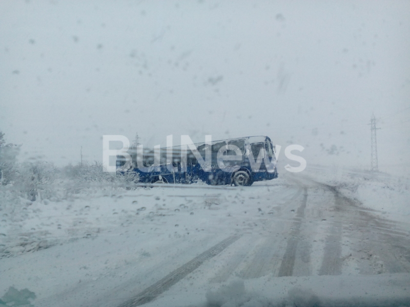 Снежният капан в Монтанско е хванал и ученически автобус научи
