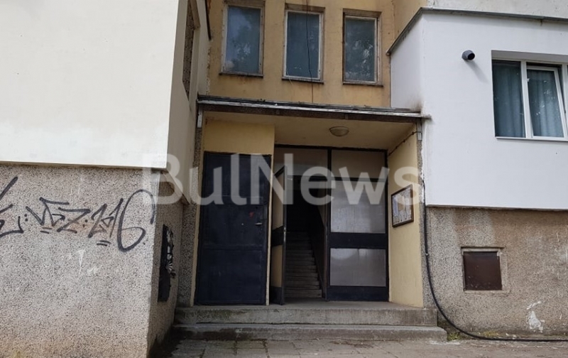 Входната врата на апартамент във Враца е била запалена, видя