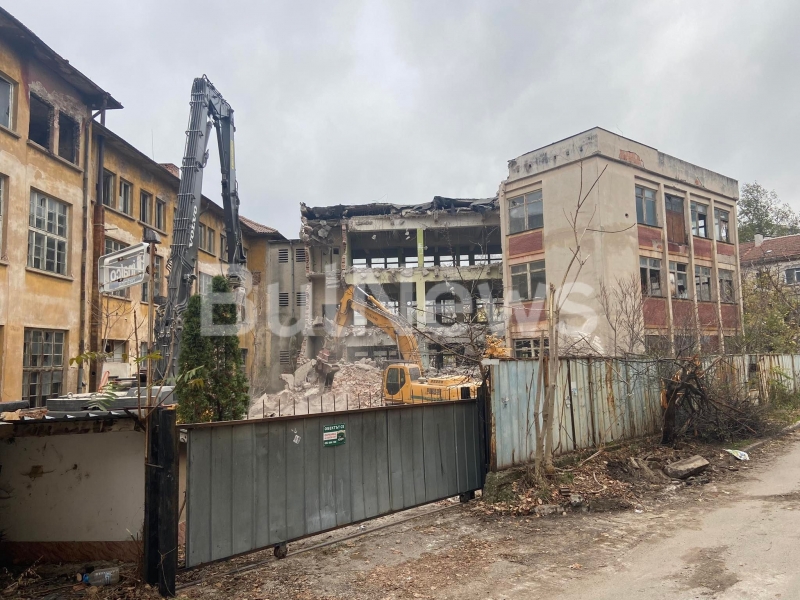 Бутат пустеещите сгради на бившата печатница "Полипринт" във Враца, видя