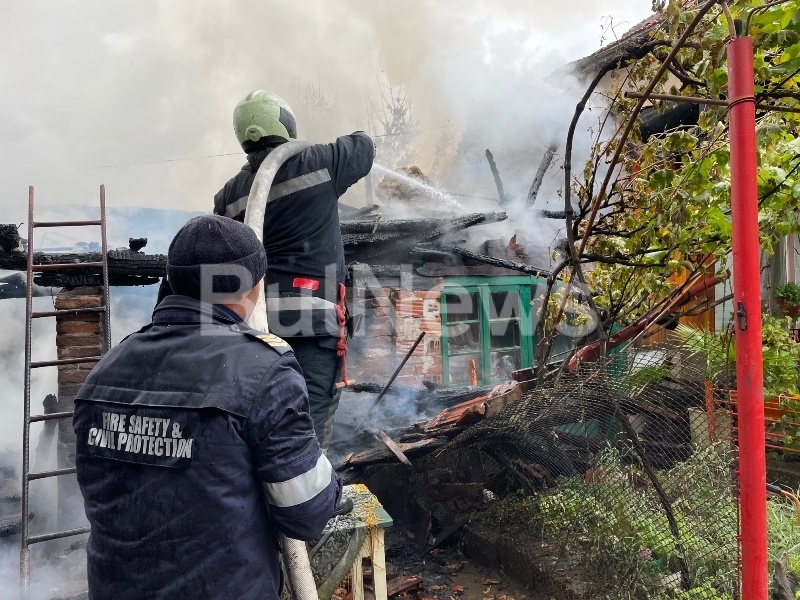 Пожар е избухнал в криводолското село Галатин видя първо репортер