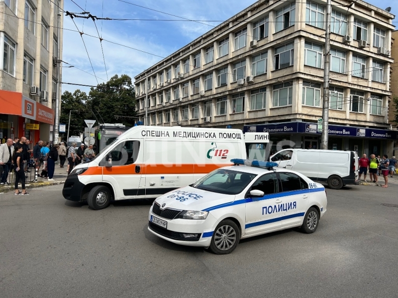 Извънредно! „Мерцедес“ помете жена на пешеходна пътека в центъра на Враца, линейка лети към болницата /снимки/