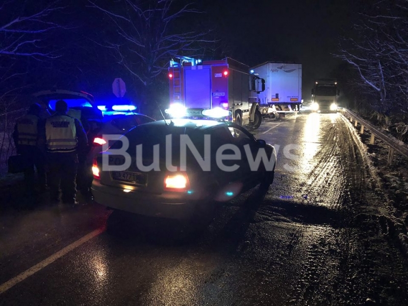 Катастрофа с български ТИР блокира международния път Е 79 край