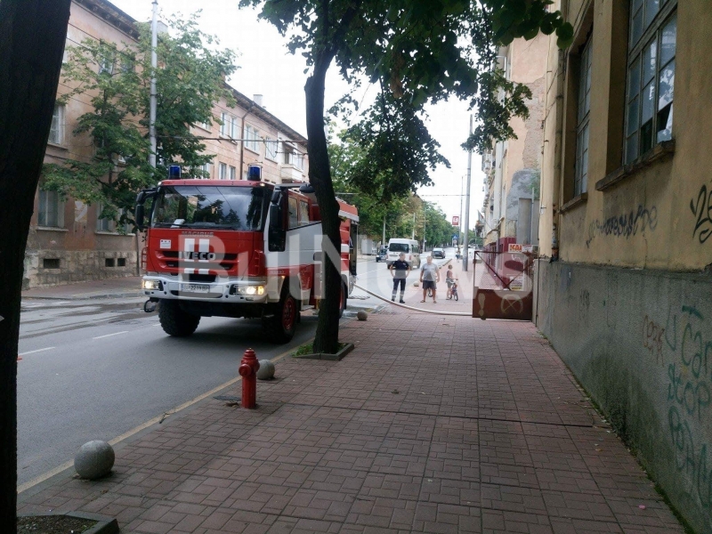 Последният етаж на печатницата във Враца е пламнал видя репортер