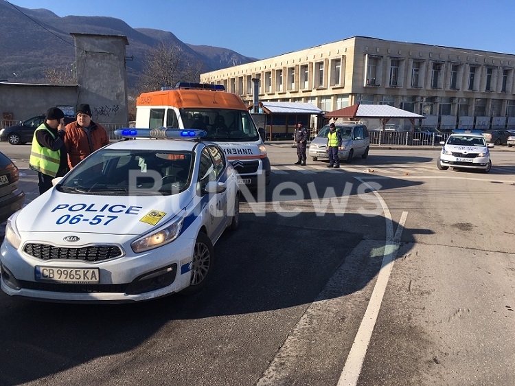 Кола е блъснала моторист пред изчислителния център във Враца видя