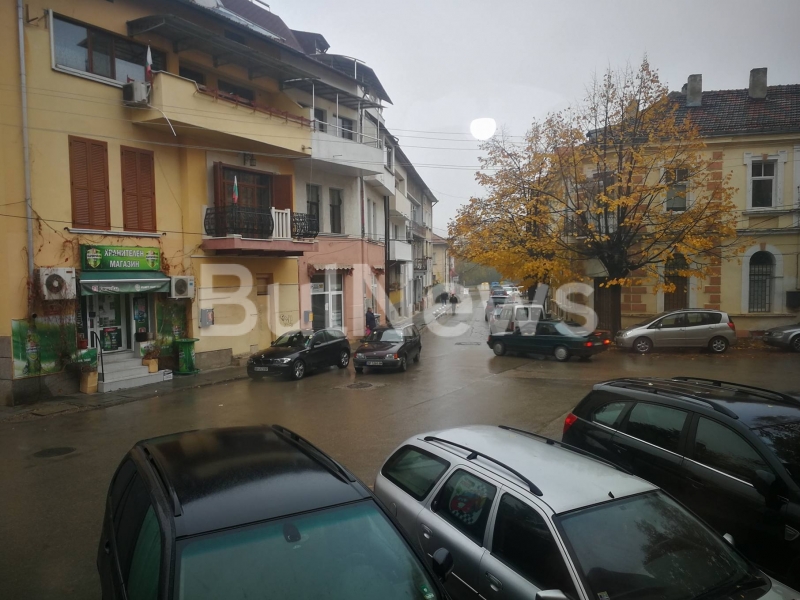 Изключително нагъл шофьор паркира по средата на кръстовище във Враца