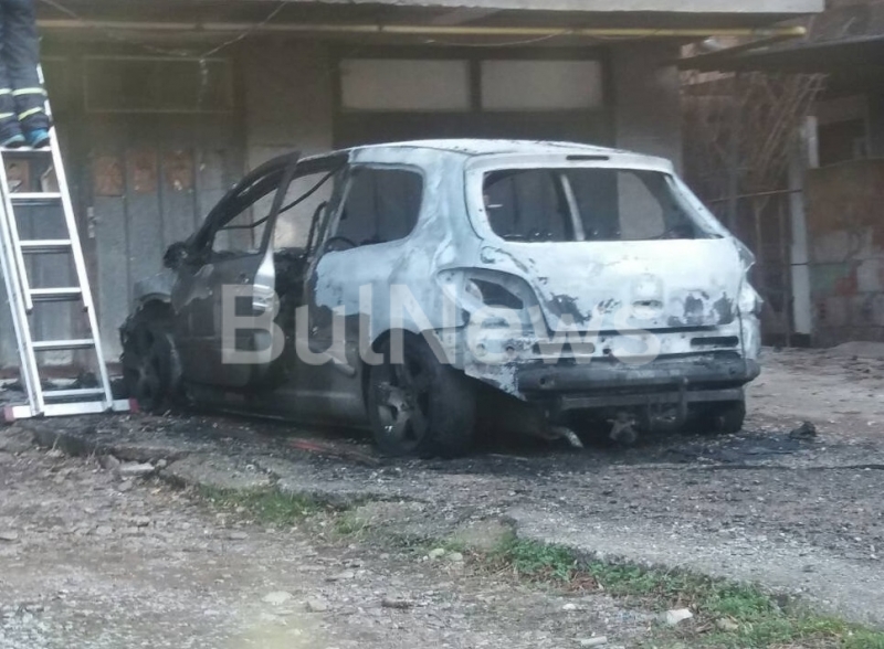 Тази нощ са били запалени два леки автомобила на монтанския