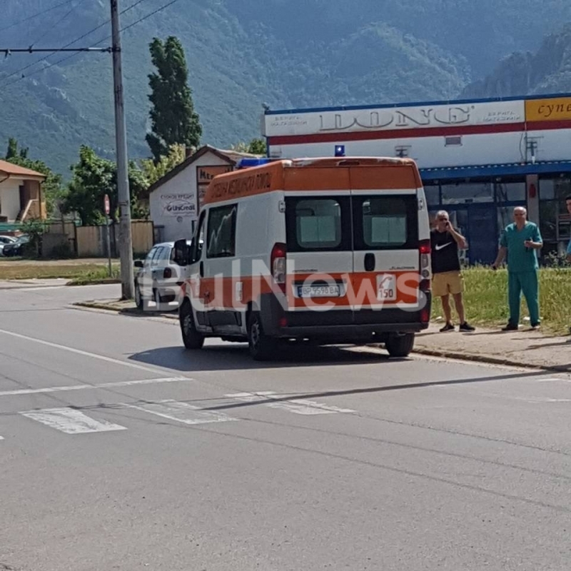 Удариха линейка превозваща болно дете преди минути на кръстовище във