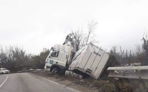 ТИР изхвърча от пътя и падна в канавка на Е 79