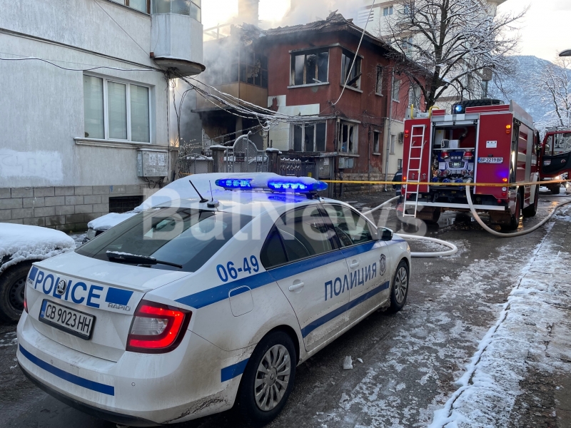 Мъж подпали къщата си в центъра на Враца видя репортер