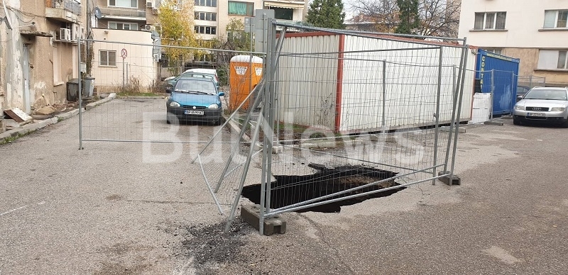Невиждан катаклизъм! Земята се отвори в центъра на Враца, вадят с кран потънала кола /снимки/