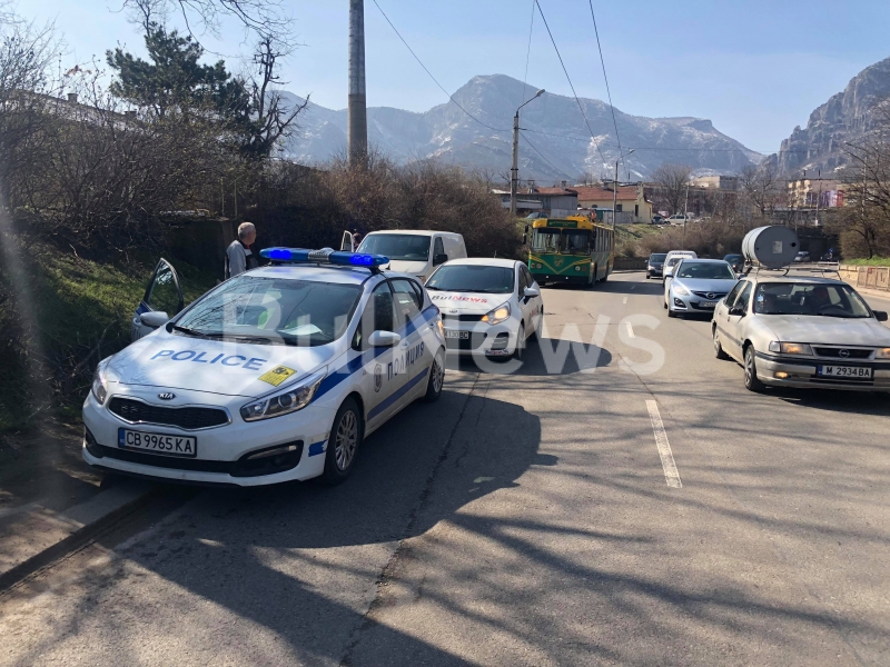 Бус и тролей се удариха на възлов булевард във Враца