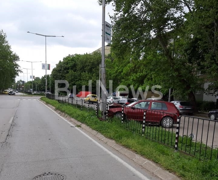 Лек автомобил Фолксваген Голф се блъсна в стълб във Видин