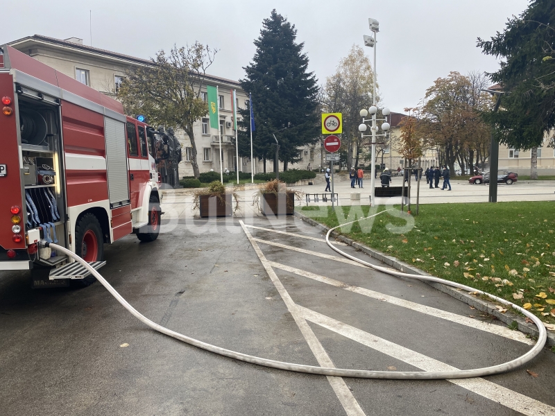 Мъжът запалил колата си пред сградата на Община Враца залял