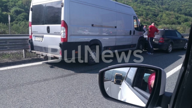 Катастрофа с врачански бус блокира движението по част магистрала Хемус