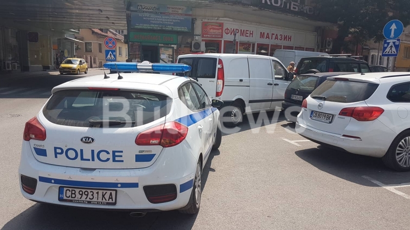 Лека катастрофа е станала преди минути на възлово кръстовище във