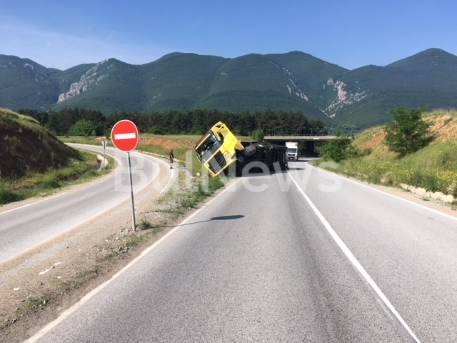 Превишена скорост е причината за катастрофата при която ТИР се