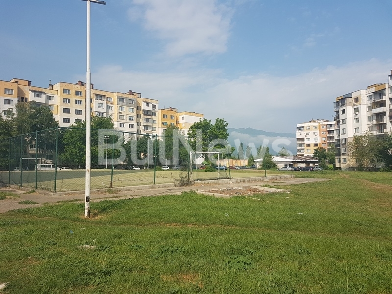 Децата на Враца са принудени да играят на спортна площадка