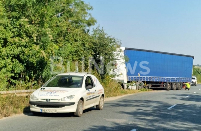 Катастрофирал ТИР затруднява движението по международен път Е 79 между Враца