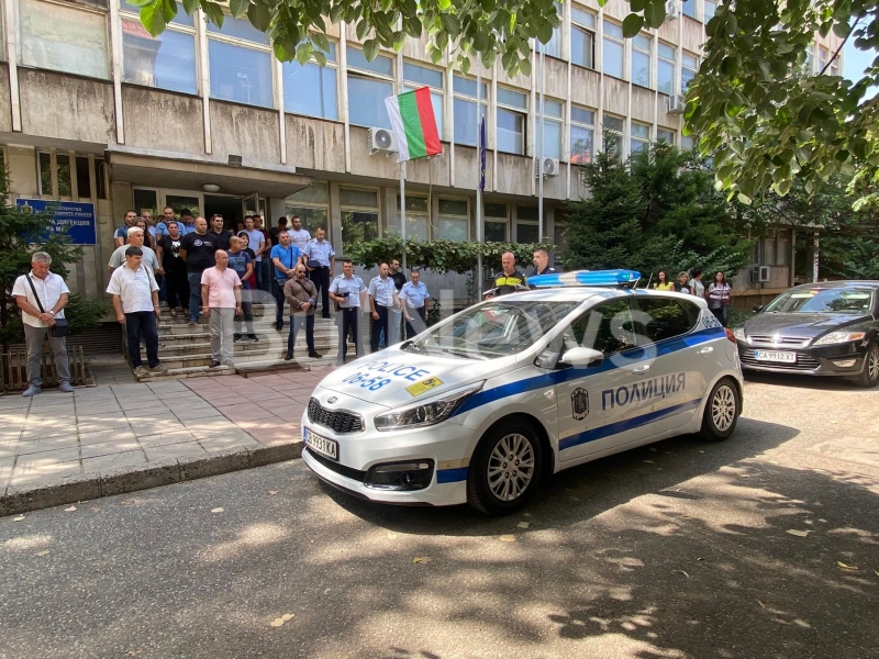 Полицаите от Враца почетоха паметта на загиналите си колеги от