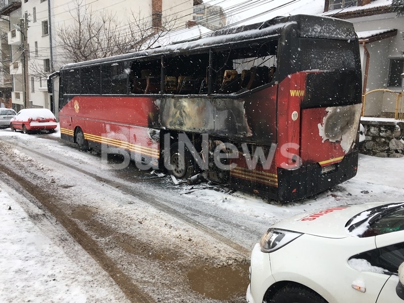 Тази нощ изгоря автобус на частната бургаска фирма Динита с