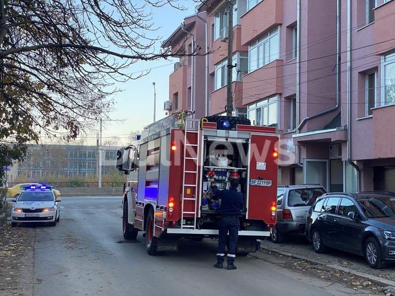 Голям пожар е пламнал преди минути в жилищен блок на