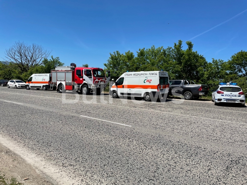 Кола излетя от пътя край Враца огнеборци вадят хора от