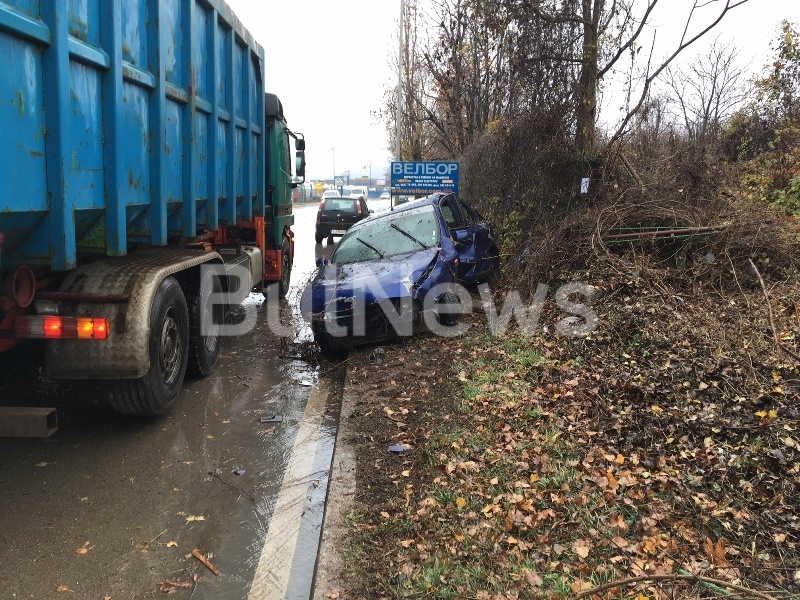 Младеж е катастрфирал с лека кола преди минути на бул