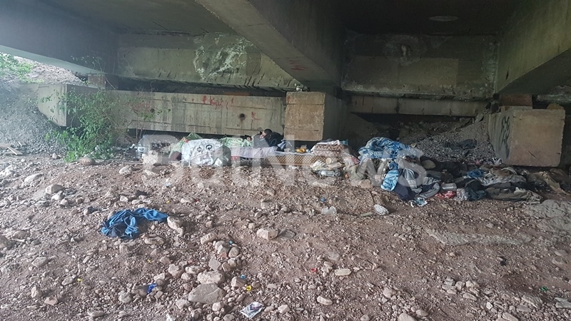 62 годишна жена и 37 годишният й син живеят под надлеза на