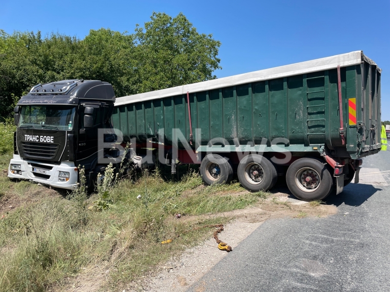 Катастрофирал ТИР затруднява движението по международен път Е 79 в района