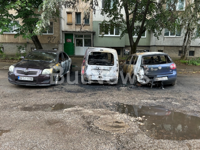 Огнена вендета! Пироман запали тази нощ „Фолксваген Голф“ във Враца, изгоряха още 2 коли /снимки/