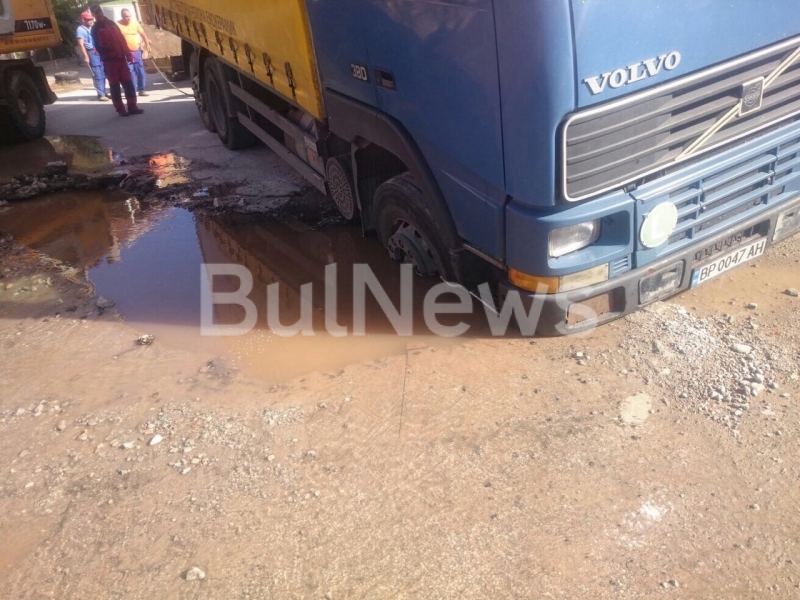 Камион на фирма за строителни материали пропадна в голяма дупка