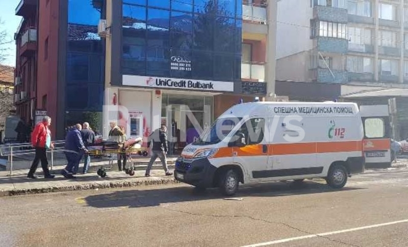 Спешни медици влетяха преди минути в офис сграда в центъра