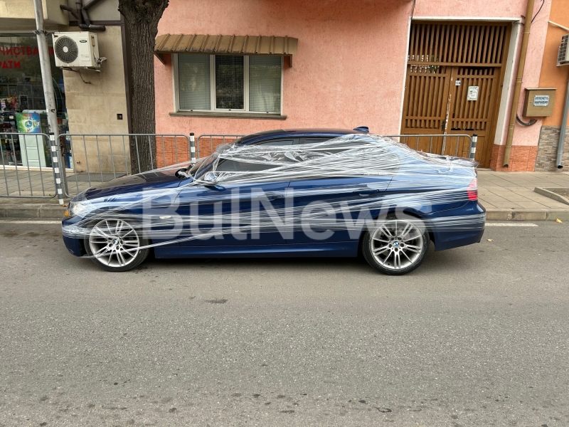 Две коли осъмнаха опаковани със стреч фолио на оживен булевард