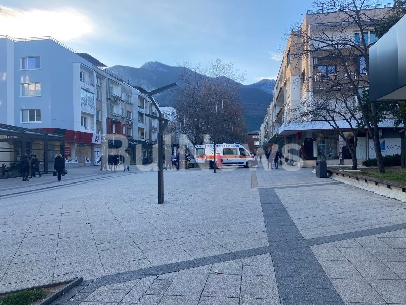 Линейка нахлу в пешеходната зона на Враца видя първо репортер