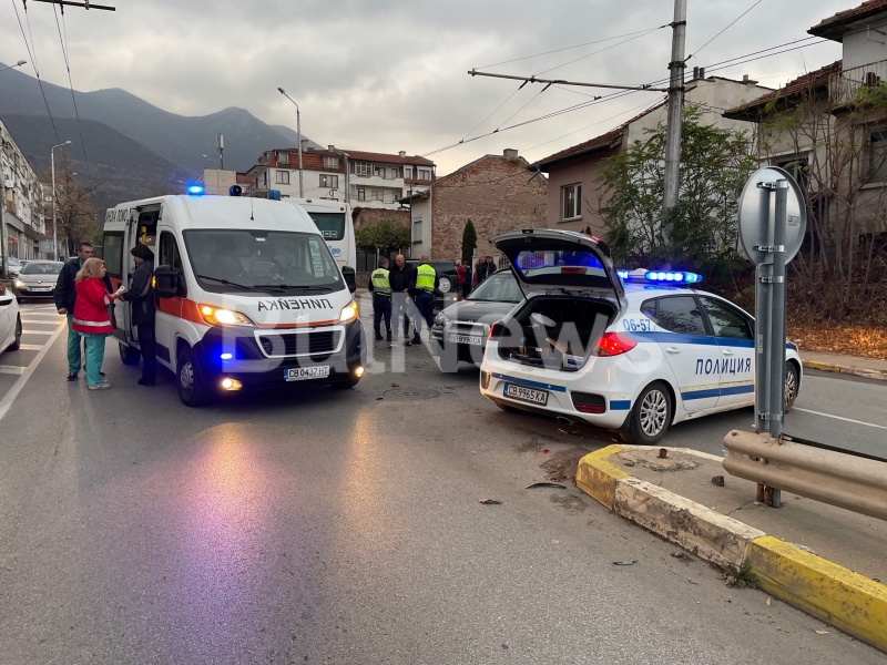 Катастрофа между автобус и лек автомобил стана преди минути във