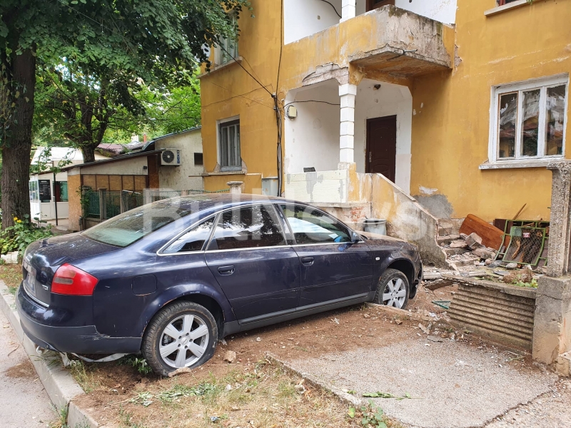 Кола е разбила ограда и е влетяла в двора на