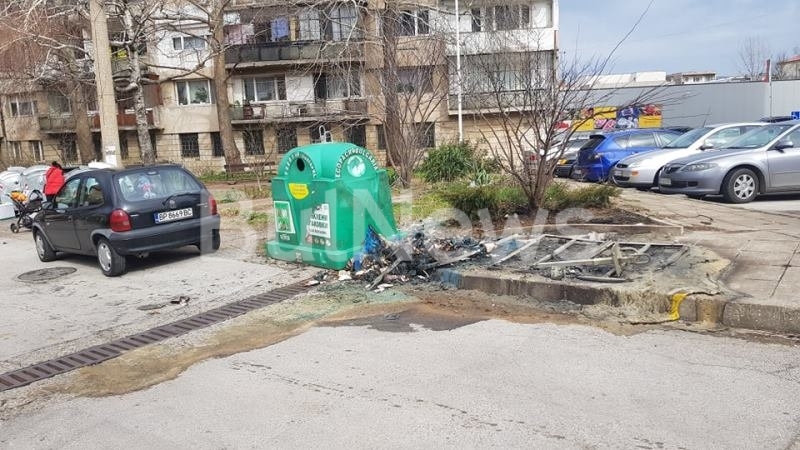 Контейнери за разделно събиране на боклук са били запалени в