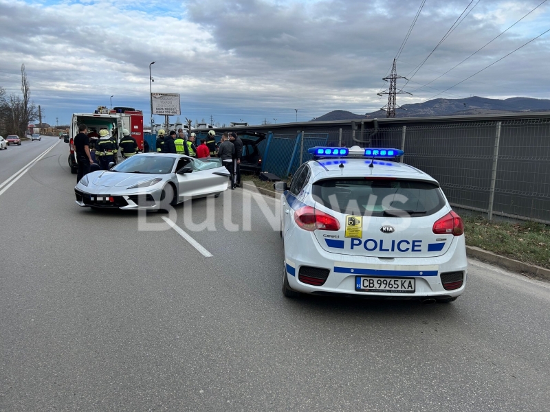 Спортна кола натресе Мерцедес във Враца като при инцидента има