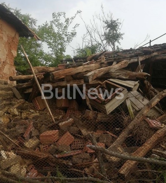 Продължават да пристигат снимки от щетите след днешната унищожителна градушка