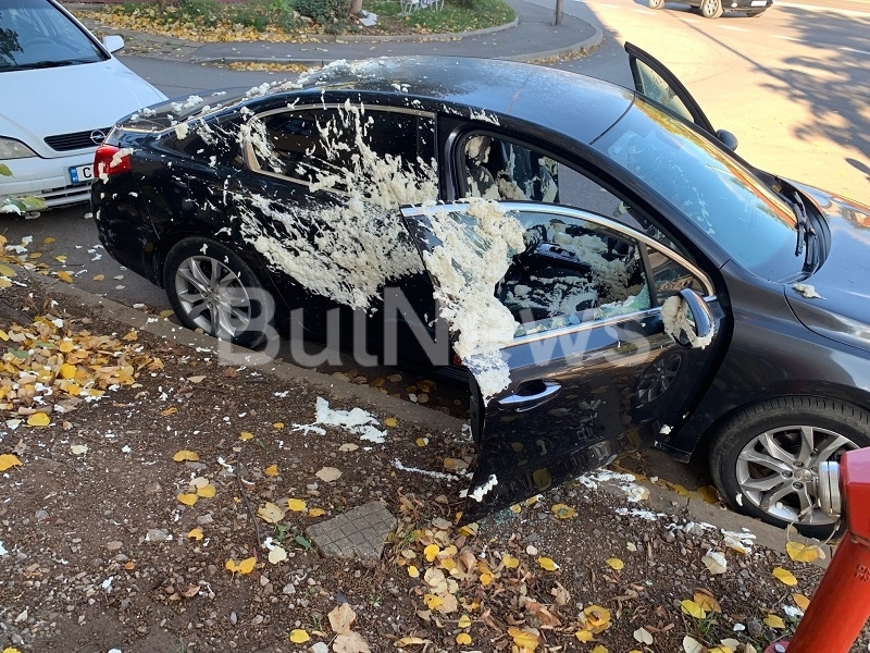 Тази нощ неизвестен отмъстител е атакувал личния автомобил на полицай