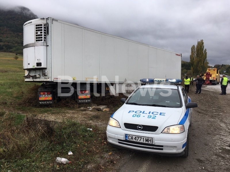 Инцидент с турски ТИР е станал преди минути край Враца