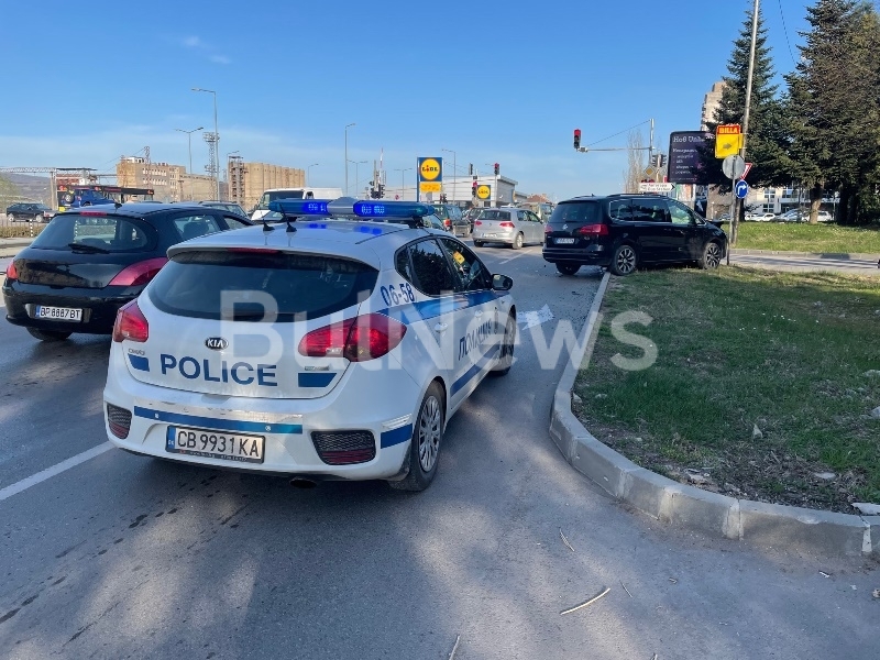 Млада шофьорка е размазала колата си на възлов булевард във