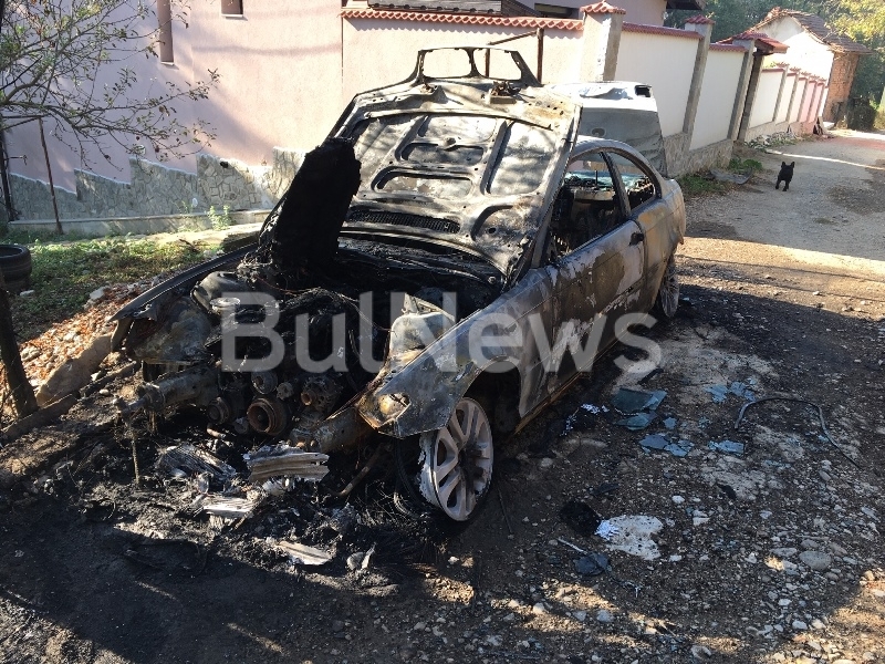 Полицаи са задържали пироманите запалили лек автомобил БМВ 330 пред