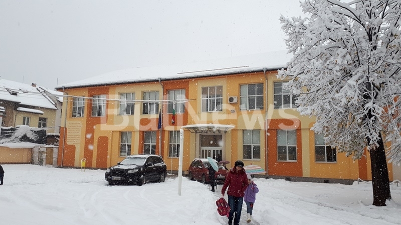 Родители за пример решиха да пренебрегнат законите и морала само