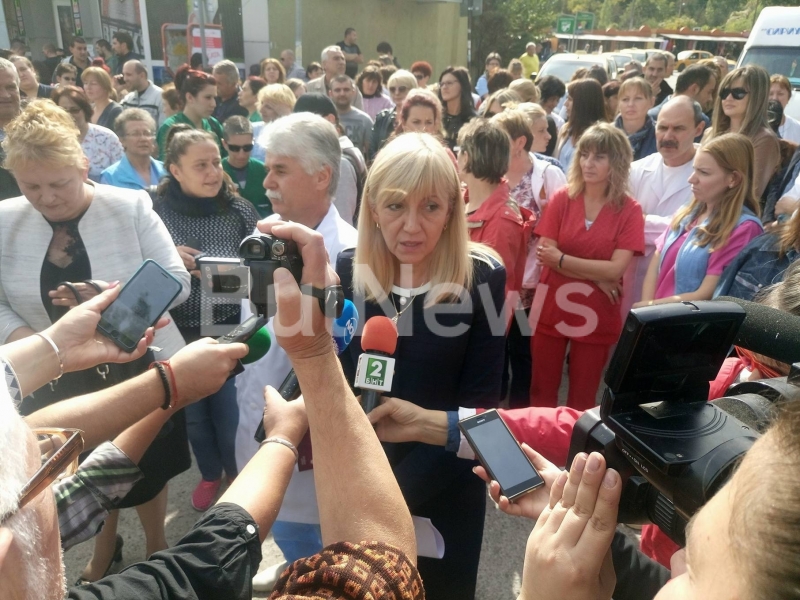 Народният представител от ГЕРБ инж Петя Аврамова и областният управител на