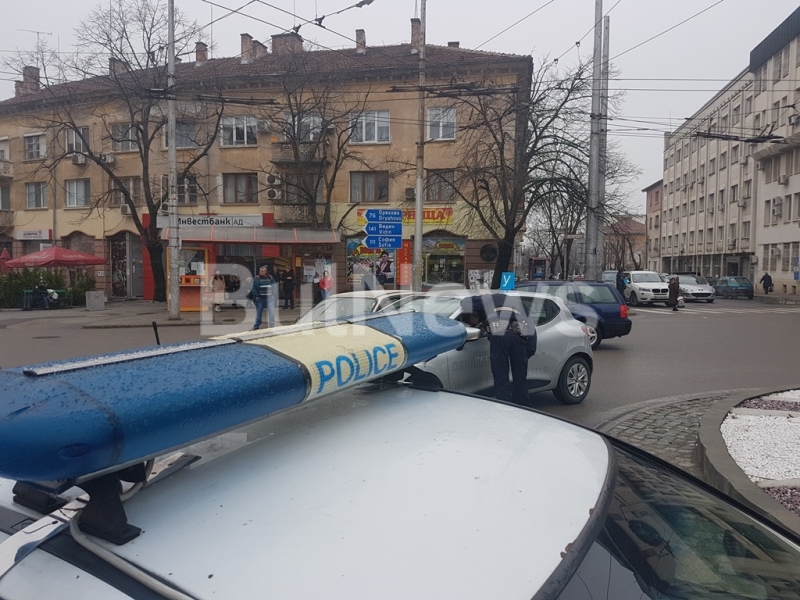 Лека катастрофа стана преди минути на най натовареното кръстовище във Враца