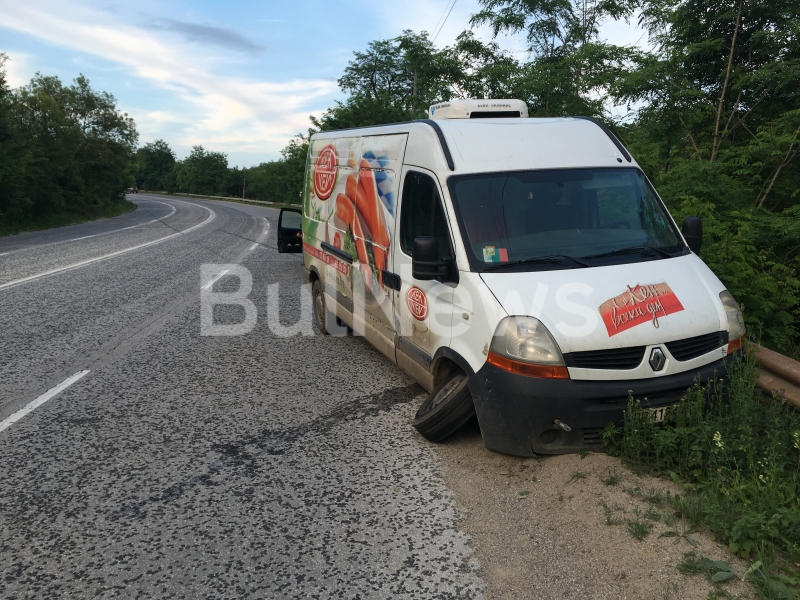 Фирмен товарен микробус Рено с врачанска регистрация е катастрофирал преди